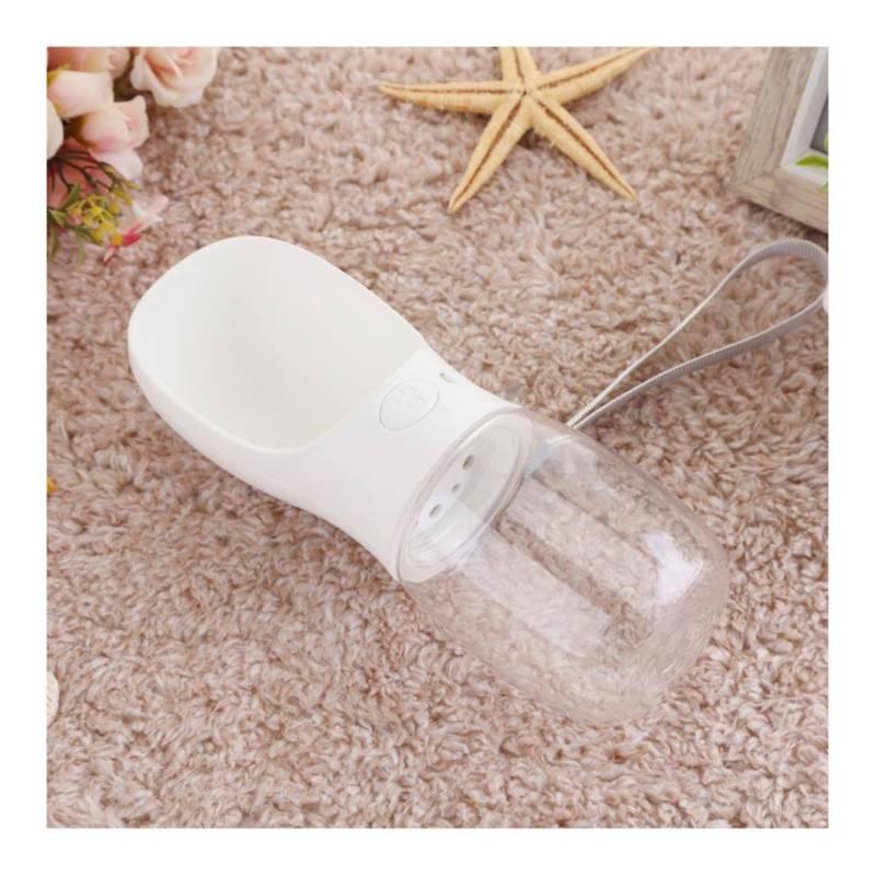 Botella portátil para agua de mascotas blanca sobre alfombra beige en PesoCity
